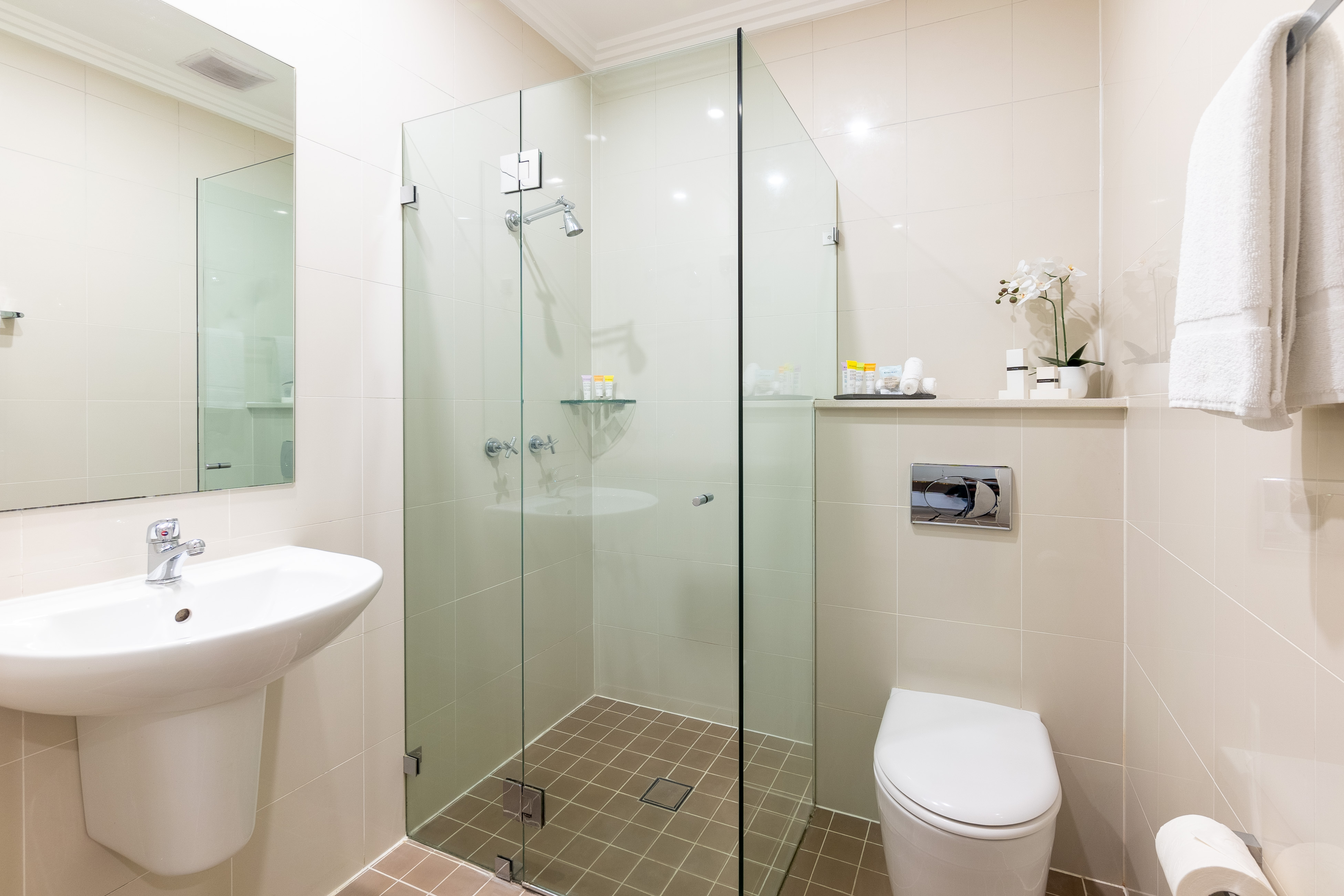 BW Plus Camperdown Suites clean and fresh bathroom
